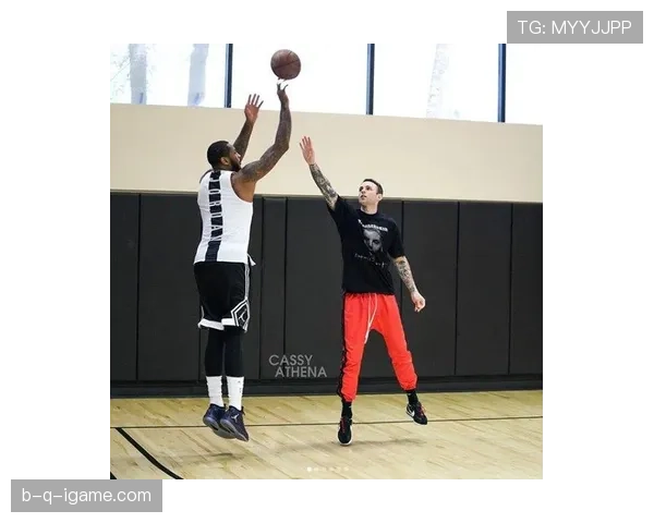 刷到西蒙·拜尔斯的生活照——一边练习垫一边奢侈行李箱，代入感直接断层